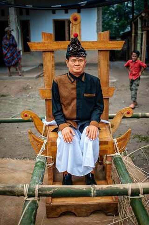 Kabile, formaldehit ve su karm ile formalin denilen kimyasal bileeni yapyorlar ve rmemeleri iin llerini bu solsyon ile kaplyorlar. 