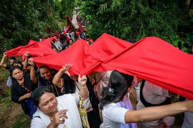 Endonezya'nn dalk bir blgesinde yaayan Troja kabilesinde bir cenaze treni... 