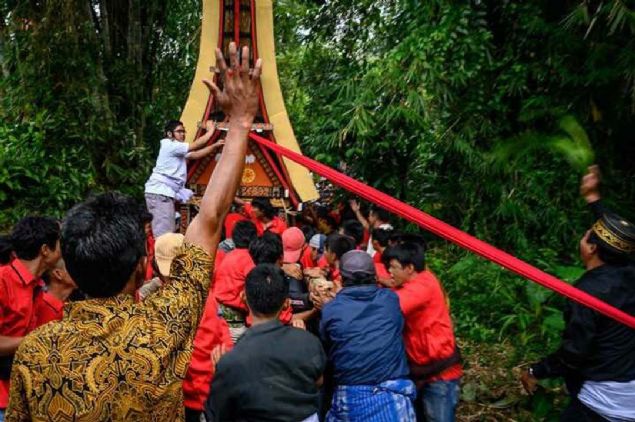 Akrabalarn ldkten sonra mumyalayp onlara hayattalarm gibi davrananan kabilenin hayatn kaybeden bir yesi de ayn ekilde mumyaland. 