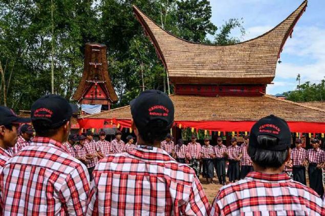 Trende kabile yeleri bir cenaze korteji ile hayatn kaybeden kiiyi saygyla anarken, onun mumyasyla yaamaya devam edecek. 