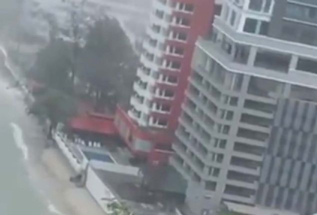 Blgeden gemesi yaklak 5 dakika sren frtna, 50 evi tahrip etti.    