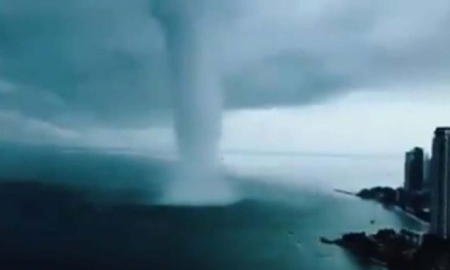 Pazartesi gn Malezya'da meydana gelen frtna, korku dolu anlara neden oldu.  