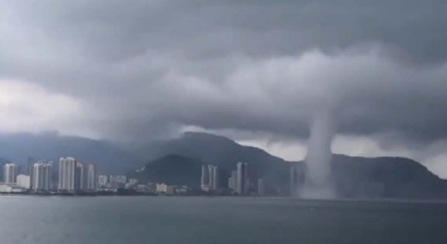 star.com.tr  <br><br>  Malezya'nn Penang Adas'ndaki George Town ehrinin Tenjung Tokong blgesini vuran frtna ehre byle geldi.  