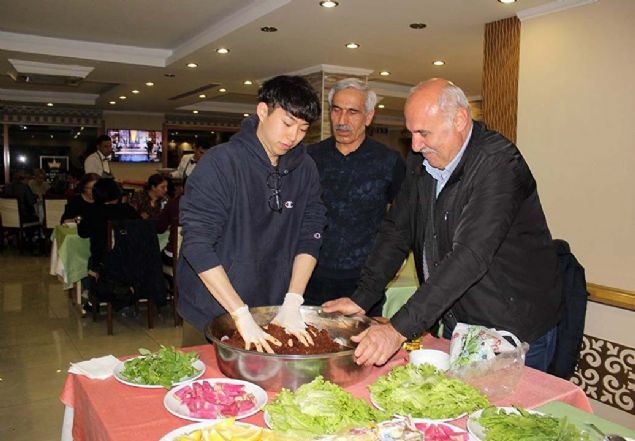 G�n�n sonunda kendileri i�in d�zenlenen yemek etkinli�ine kat�lan Koreli ekip burada �i� k�fte yo�urdu. �i� k�fte yo�uran Korelilere 'Fahri �i� K�fte Ustas�' belgesi verildi. 