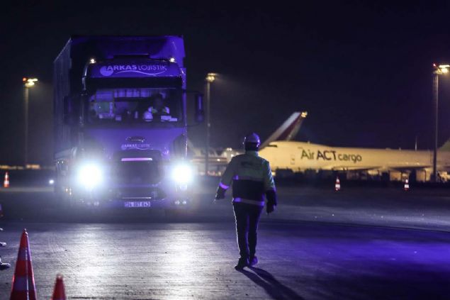 Bu noktalarda basn kurulularnn canl yayn yapmalar iin platform hazrland.  