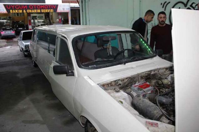 Arabaya konutlarda kullan�lan camlardan takan Emen ve K�nd�r, ayr�ca otomobilin i�ine led ���k ve ek koltuk yerle�tirdi. 