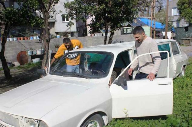 Arac� 3 bin 500 liraya ald�klar�n�, bin lira da masraf yapt�klar�n� vurgulayan K�nd�r, 'Yani 4 bin 500 liraya limuzin sahibi olduk. Trafik tescilini yapt�rmak i�in gerekli giri�imlere ba�lad�k.' ifadesini kulland�. 