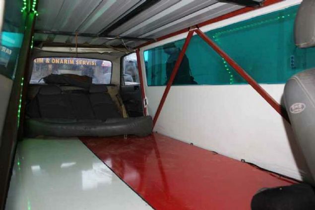 Sat�n ald�klar� 1978 model arabay� sanayiye g�t�rd�klerini anlatan Emen, 'Limuzini yakla��k 3 g�nde bitirdik. Arabay� ald�k, kestik, bi�tik, aralara profil att�k. Ortaya bu araba ��kt�. ��ine televizyon sistemi ve buzdolab� gibi eklemeler de yapaca��z. Trafi�e ��kmas� i�in gerekli izinler tamamlan�rsa kiralamay� bile d���n�yoruz.' dedi. 