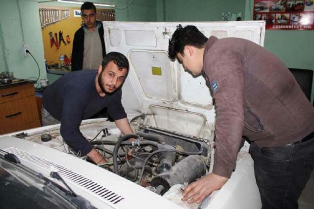 'L�MUZ�N� YAKLA�IK 3 G�NDE B�T�RD�K'   <br><br>  Mami Emen, d���n i�in kiralayacak uygun �artlarda limuzin bulamad���n�, bunun �zerine kendi arac�n� yapmaya karar verdi�ini s�yledi. 