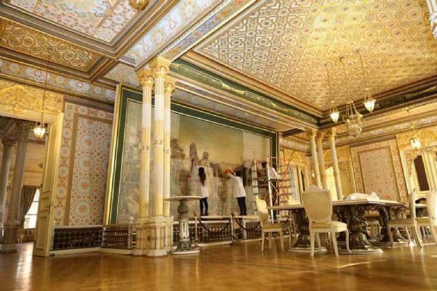 Mesela altn varak her yere uygulanmyor. Kk rtularla sadece kayp noktalarda uygulanyor. Ve aslnda altn varak uygulamamzda Osmanl tekniini yani zgn teknii bilmediimizi fark ettik. Ekibimizden Cneyt ve Smeyra, parlatlm kurun beyaz tekniinde alyorlar. Buras Topkap Sarayndan farkl bir saray. Batllamann, modernlemenin de saray buras ayn zamanda. Dolaysyla burada grdmz birok teknik aslnda Batda uygulanan tekniklerin Osmanl yorumu. Kesinlikle ayns deil. 