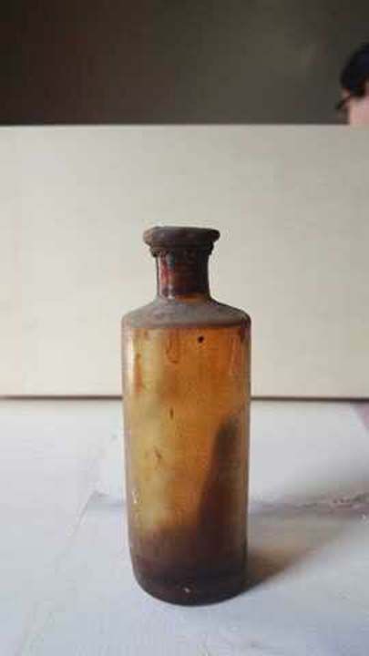 BOYA ANALZ EDLECEK   <br><br>  Restorasyon srasnda bulunan eserlerin nemi nedir?   <br><br>  Bu tip yaplarda her zaman srprizlere ak olmamz lazm. Burada da arkadalar boya iesi buldu. Birtakm imzalar ve zmpara paralar bulundu. Bunlar 1852 ylnda burada alan ilk ustalara ait. Boya iesi ise o dnemlerden kalma bir hatra olarak saklanm. 