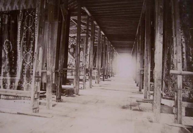 Osmanl Devletinin son yllarndaki onarmlara ait birtakm notlar var. Arkadalarmz ienin iinde boyay analiz edecekler. Oradan kan sonu bizim iin ok nemli. Mesela parkelerin altndan kan deme tahtalarnda dnemine ait kama ivi dediimiz ama bugn artk bulmamz ok mmkn olmayan civiler. Onlarn dayanlklar bile ok nemli. 