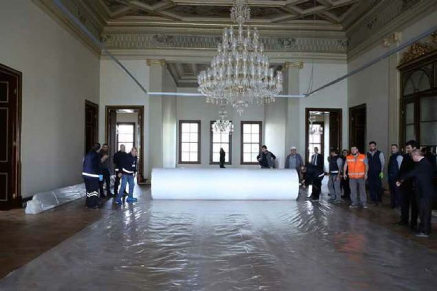 Konservasyon yaklam yapyoruz, yenileme yaklammz yok. Zaten yapnn z otantik ve yal grntye sahip. Yani biz zgnln estetiini yanstmaya alyoruz. Yapacamz her dokunu iin defalarca deneme yapyoruz. Sonuca gre uygulamaya geiyoruz. 