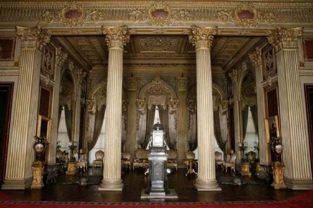 Onlar da dzelterek orijinali karlmaya allyor. Birka kalem i bir arada yrd iin yapm biraz uzun sryor. Burann dnda Dolmabahe Saraynda 68 dairemiz var, bunlar padiahlarn hususi dairesi. Orada da bir almamz var, bilhassa tavanla ilgili. 