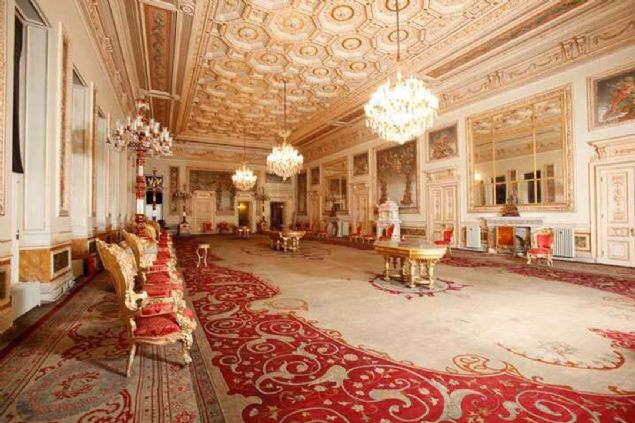 Peki bir sonra ki restorasyon planland m?   <br><br>  Selamlktan balayp, Hareme doru mekansal, daha ok tezyimli blmlerden daha az tezyimli blmlere doru bir sralamamz var. Zaten bu salonun hemen nndeki kristal merdiven ve evresinde restoran hazrlklar yaplyor. 