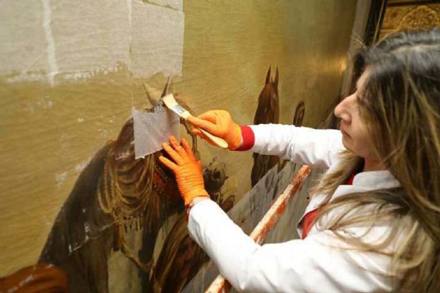 Biz de sreci yerinde izlemek ve merak ettiimiz sorularn yantn almak iin Sfera Salonu'nda Milli Saraylar daresi Bakan Dr. Yasin Yldz ve Restorasyondan Sorumlu Damla Acar ile bulutuk 