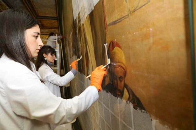 Dolmabahe Saray'nn en gsterili blmlerinden olan Sfera Salonu'nda 160 yldr ilk kez yerinden kaldrlan parkelerinin altndan sr dolu bir ie kt. 