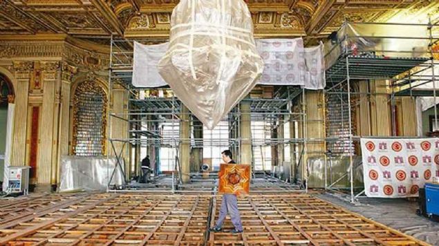 160 YILLIK PARKELER   <br><br>  Peki muhafaza ilemleri nasl oluyor?   <br><br>  Bunlar birinci snf tarihi eser deil ama illaki korunacaklar. nk bizim amzdan tarihimize k tutacak eyler. Ama korumaclk dediiniz zaman orta salondaki yrtlen parke almas ok zel bir alma. 160 yl nce yaplm olan parkeler, ok anslyz ki aynen elimizde. Ve bu parkeleri arkadalar yeniden yapmak yerine bir puzzle gibi tek tek yerinden alarak bakmn ve konservasyonunu yapp parkeyi ayn yerine yerletirmek suretiyle hem binann mrn uzatmaya alyorlar hem de yaptmz bu almay btn olarak tamamlam oluyorlar. 