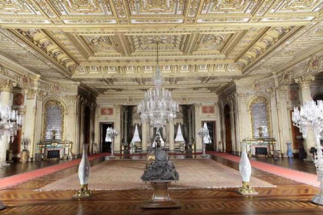 Tarihe, tarihin gelecee tanmasna tank olmak istedik ve soluu Dolmabahe Saray'nda restorasyon almas devam eden Sfera Salonu'nda aldk.   <br><br>  YELZ COKUN   <br><br>  yeliz.coskun@aksam.com.tr 