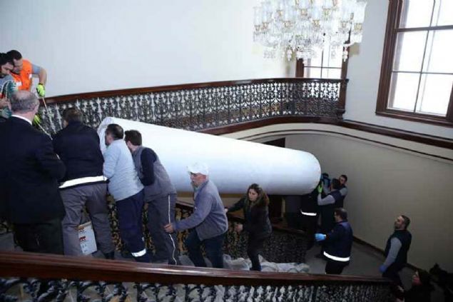 EYALAR OBJE ATLYESNDE   <br><br>  Milli Saraylara bal ka atlyemiz var, ka kii alyor?   <br><br>  32 atlyemiz var. Bu restorasyon ilerinde de 500 kii istihdam ediyoruz. Dnemlik restorasyon almalarmzda gereken atlyelerimizi de ayrca oluturuyoruz. Bir de saydmz 32 atlyenin dnda obje atlyemiz var. Orada da u an bu salonun iindeki eyalar restore ediliyor. 