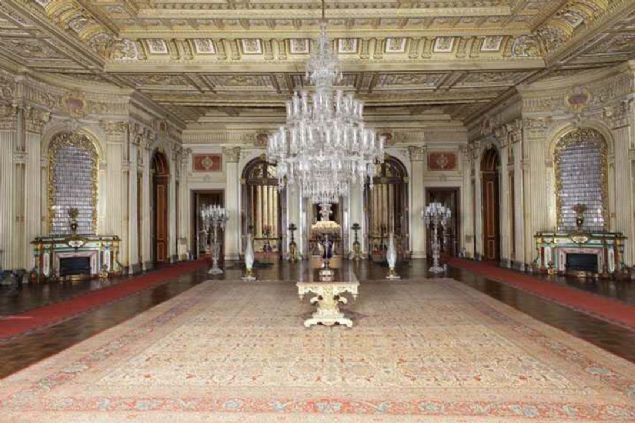 Yasin Bey, almalar nasl gidiyor, sreci anlatr msnz?   <br><br>  Buras Dolmabahe Saraynn en grkemli blm. En fazla tezyinat yani sslemesi olan odamz Sfera Salonu. Aslnda ok iyi korunmu ama tabii zgne yaplan zellikle 40l yllardaki bir takm yanl mdahaleler var. 