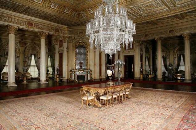 35 kiilik bir ekip, sz yerindeyse 'ar' gibi alp, bir 'cerrah' edasnda hassas dokunularyla tarihimizi iliyor; asrlk eserleri, zne sadk kalarak gelecek nesillerin de grebilmesi iin onaryor. 