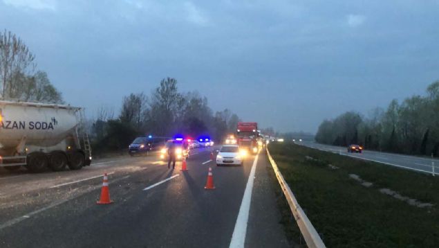 te yandan kaza nedeniyle yolda ulam, bir sre tek eritten saland. 