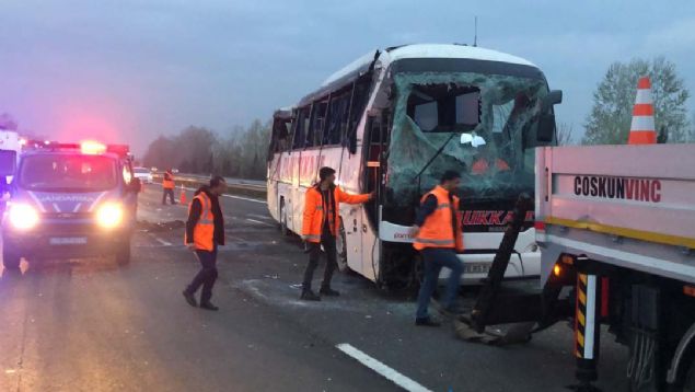 Alnan bilgiye gre, Anadolu Otoyolu Akyaz Hendek gieleri Ankara istikametinde, Mithat Blent Ural idaresindeki 78 BS 510 plakal yolcu otobs, srcsnn direksiyon hakimiyetini kaybetmesi sonucu devrildi. 