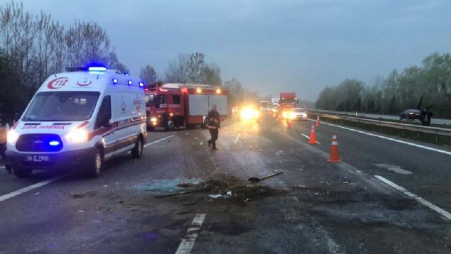 Kazada yaralanan 30 kii, salk ekiplerince evredeki hastanelere kaldrld. 