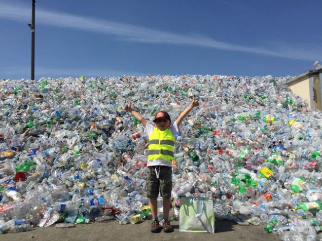 Ryan ayr�ca markas�n�n ti��rtlerini satt��� paray� d�zenli olarak Pacific Marine Mammal Center'a ba���l�yor. 'Oraya gitmeyi ve deniz aslanlar�na bakmay� seviyorum. Onlara ba���lad���m�z para, onlara ila� ve yiyecek veriyor' diyor. 