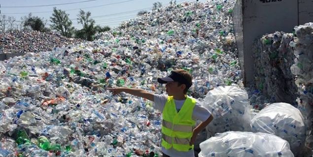 Ryan yerel bir geri d�n���m merkezini ziyaret etti�inde, teneke kutu ve �i�e toplaman�n do�aya iyi geldi�ini ve hatta biraz kazan� sa�layabilece�ini fark etti 