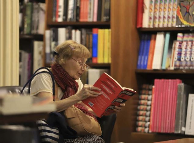 Yakla��k 2.000 metrekarelik bir alana in�a edilmi� olan El Ateneo Grand Splendid kitabevini y�lda 1 milyonun �zerinde insan ziyaret ediyor. 