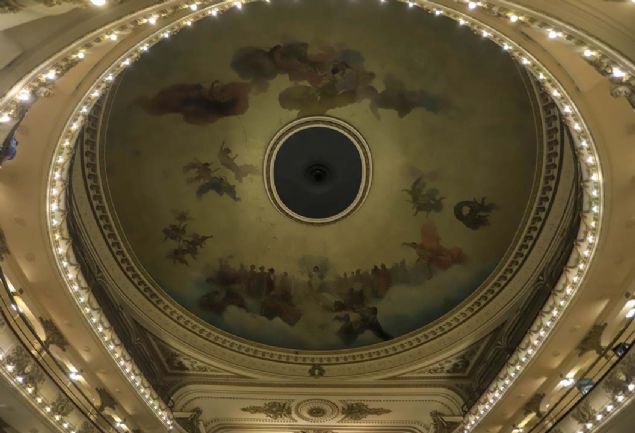 s�tunlar� Troiano Troiani taraf�ndan haz�rlanan ve 1919 May�s ay�nda a��lan bu bina 1050 ki�ilik bir opera binas� olarak hizmete girdi ve 2000 y�l�n�n ba��nda kitabevine d�n��t�r�ld�. 