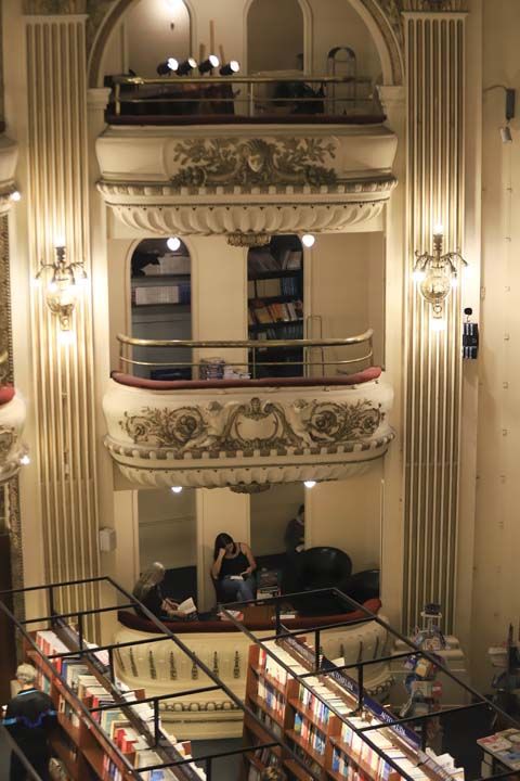 Mimarlar Pero ve Torres Armengol taraf�ndan tasarlanan, tavan freskleri Nazareno Orlandi taraf�ndan yap�lan,  