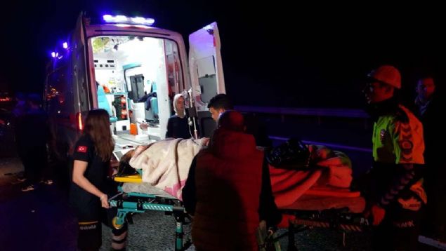 Olay yerine gelen salk ekipleri yarallara ilk mdahaleye yaparak ambulanslar Dzce ve Sakaryadaki hastanelere sevk ettiler.    