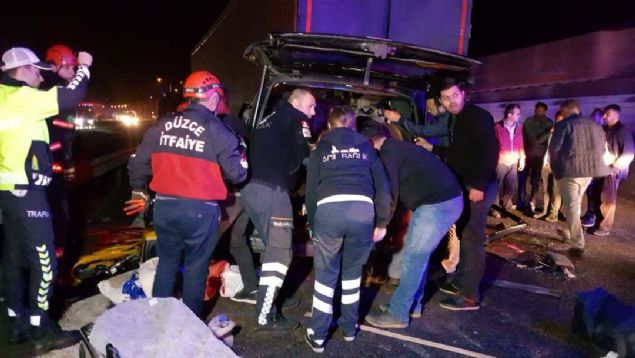 Dzce TEM Otoyolu Gmova rampalar mevkiinde tr ile minibsn kart kazada 5 kii ld 2si ocuk 6 kii yaraland.   