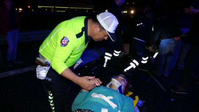 Kazay gren dier srclerin haber vermesi zerine olay yerine ok sayda ambulans ve kaza krm ekibi sevk edildi.    