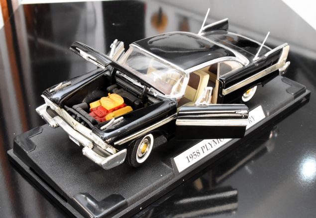 Arkadalarm da gezileri sonras bana oyuncak araba getiriyor. Belki gereklerine binemedik bu eski aralarn; ama yenilerine binmeye alyoruz.   