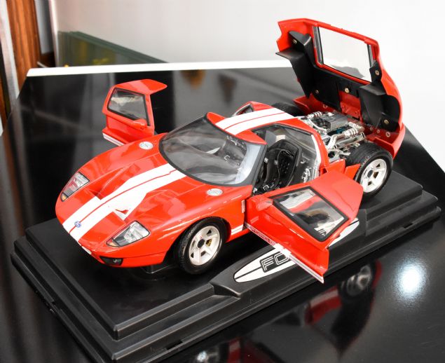 ki olum var. Bu oyuncak arabalar, ocuklarma brakabileceim en iyi miraslardan biri. O yzden gzm gibi bakyorum.    