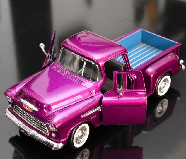 ocuklarm ara sra bu arabalar eve gtrp, oynuyorlar. Gece onlar uyuduktan sonra arabalar tekrar alp, i yerine getirip, yerine koyuyorum. u anda yaklak 350 oyuncak arabadan oluan koleksiyonum var.    