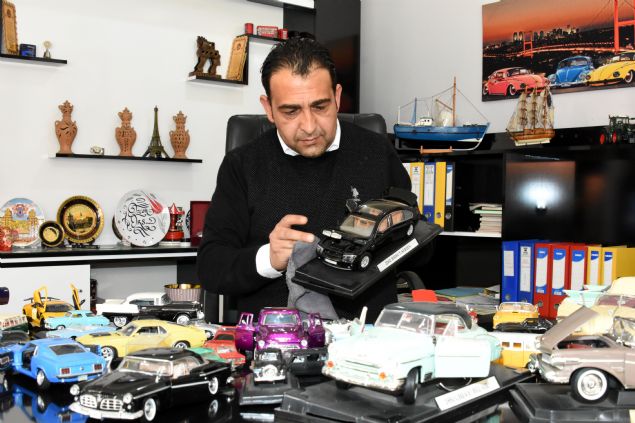 17 BN TL DEERNDE  <br><br>  rs'n koleksiyonundaki oyuncak arabalar arasnda stanbul, Ankara, Bursa ve zmir'in yan sra, Ukrayna ve ekya'nn bakenti Prag'dan 50 ile 1000 TL arasnda deien fiyatla satn ald oyuncak arabalar bulunuyor. Koleksiyonunun deerinin yaklak 17 bin TL olduunu belirten zcan rs, gz gibi bakt oyuncak arabalar i yerinde iki cam dolap iinde sergiliyor.    