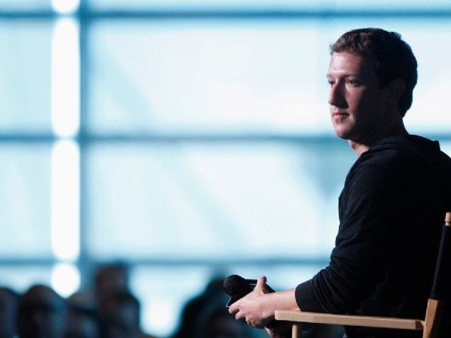 1991 ylndaki 1. Krfez Savanda grev alan sava gazisi Orta, Zuckerberg'in evinde bulduu en dikkat ekici eyalar yle sralyor: Nike marka ayakkablar, eski cep telefonlar, birka iPad ve kol saati.  