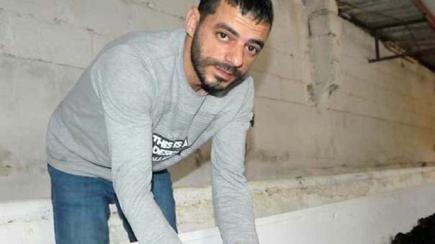 Ku�adas�'nda uzun y�llar d�viz b�rosunda �al��an evli, bir �ocuk babas� Ali Zingal, i�ler iyi gitmeyince merak �zerine internetten k�rm�z� Kaliforniya solucan� �zerine ara�t�rma yapt�. Zingal, 1,5 y�l �nce bir arkada�� arac�l���yla 150 bin solucan ald�. 