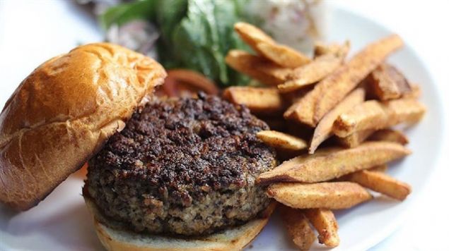 B�lek, b�y�k �apta ticari �retimi geli�en margarin end�strisiyle ba�layan trans ya� asit i�eri�i y�ksek ya�lar�n, kremal� bisk�vi, �ikolata, kraker, cips, patlam�� m�s�r, �ekerleme, kuru pasta, salata sosu, aperitif yiyecekler, k�zartmalar�n �retiminde kullan�ld���n� aktard�.    