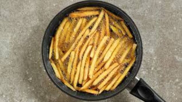 Trans ya�lar�n kalp sa�l���na olumlu etkileri bulunan iyi huylu kolesterol miktar�n� d���rd���n�, zararl� etkileri bulunan k�t� huylu kolesterol miktar�n� y�kseltti�ini ifade eden B�lek, bu durumun koroner kalp hastal���n�n olu�mas�nda �nemli parametrelerden birisi oldu�una dikkati �ekti.    