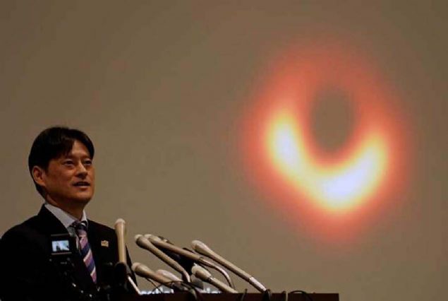 lk kara delik grnts   <br><br>  Bilim adamlar dnyann farkl yerlerindeki radyo teleskoplarla elde edilen X-n verilerini birletirerek oluturduklar imaj dnyann 5 kentinde e zamanl basn toplantlaryla kamuoyuna duyurdu.  