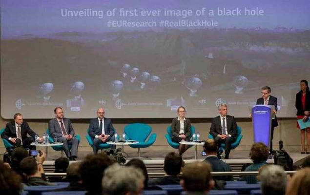 Event Horizon Teleskobunu kullanan bilimciler, Samanyolu galaksisinin merkezinde bulunan Sagittarius A adl kara deliin fotorafn ekebildiklerini aklad.  