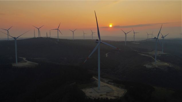  Gnein etkisini kaybetmesiyle gkyz adeta kzla brnrken rzgar enerji santralleri de bir yandan almaya devam etti.  