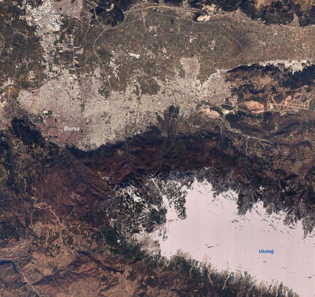 Bursa, 25 Mart 2019, RASAT uydu grnts  <br><br>  RASATIN ZELLKLER NELERDR?  <br><br>  17 Austos 2011de Rusyadan frlatlan RASAT uydusu, gnee e zamanl dairesel yrngede ve 700 kilometre irtifada bulunmaktadr. RASAT, yrnge zellii sayesinde Dnyann her yerinden grnt alabilmektedir. 7,5 metre siyah-beyaz ve 15 metre ok bantl uzamsal znrlkte sprek kameraya sahiptir. Yeniden ziyaret zaman ortalama 4 gn olan RASAT, 3 eksende kontrol edilebilmektedir. Her bir ereve grntsnn boyutlar 30 km x 30 km olup 960 km uzunluuna kadar erit grnt alnabilmektedir. 