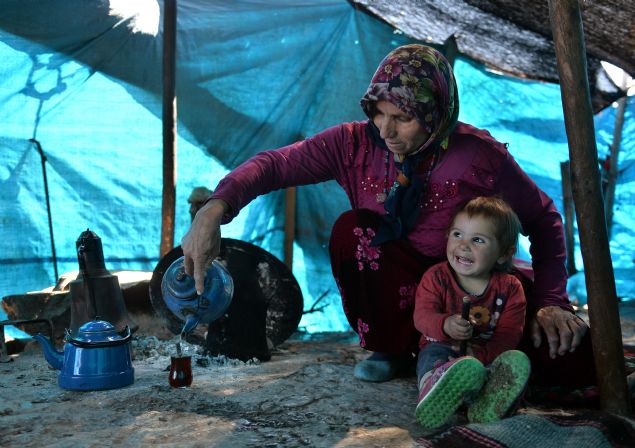 Aileden 27 ya��ndaki Mehmet G�b�t, kahvalt�dan sonra ilk i� olarak ge�imlerinin b�y�k bir k�sm�n� sa�layan ke�ilerini kontrol ediyor. �ncelikle yeni do�an o�laklar�n beslenmesini sa�layan G�b�t, daha sonra yeti�kin ke�ileri otlatmaya ��kar�yor. 